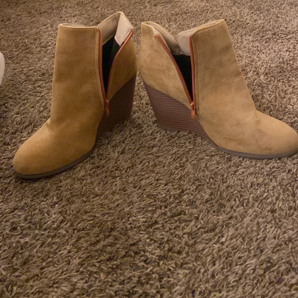 ✨Wedged Ankle Boots✨
              NWOT